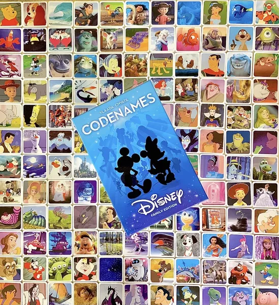 Codenames: Disney – Family Edition (2017) board game components