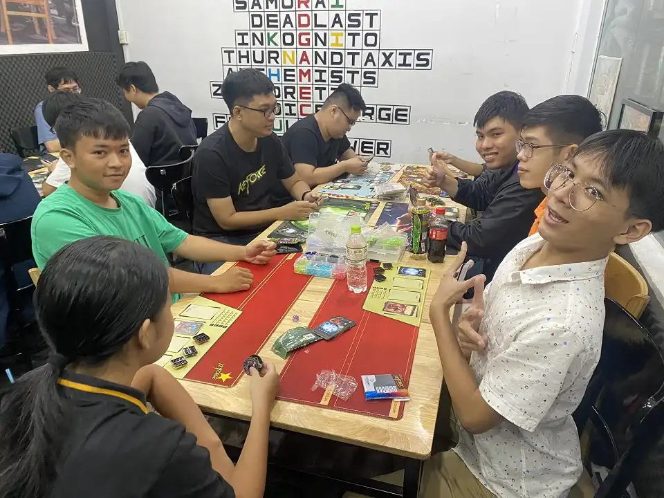 Các sự kiện KeyForge thường xuyên được diễn ra tại quán d20