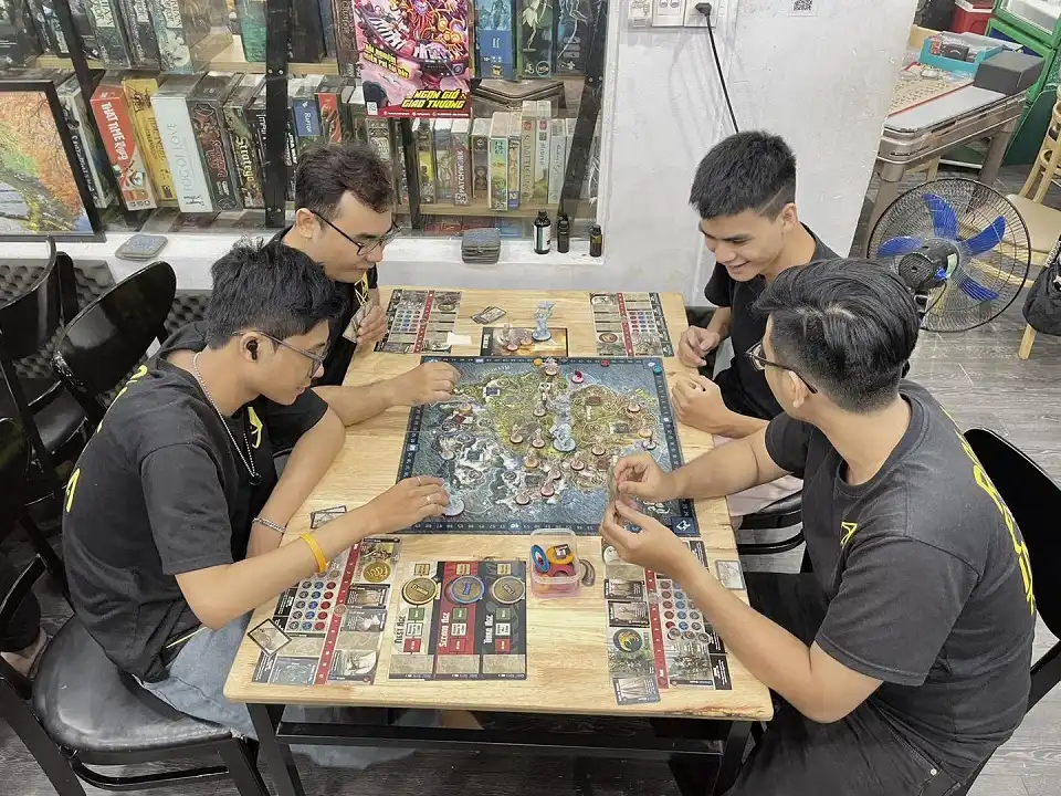 Nhóm chơi game tại quán D20 board game cafe