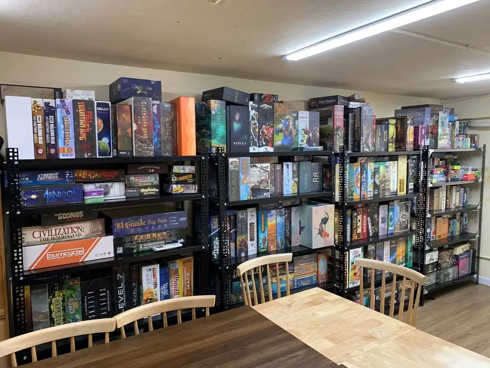 Tủ board game của quán Tô Tồ