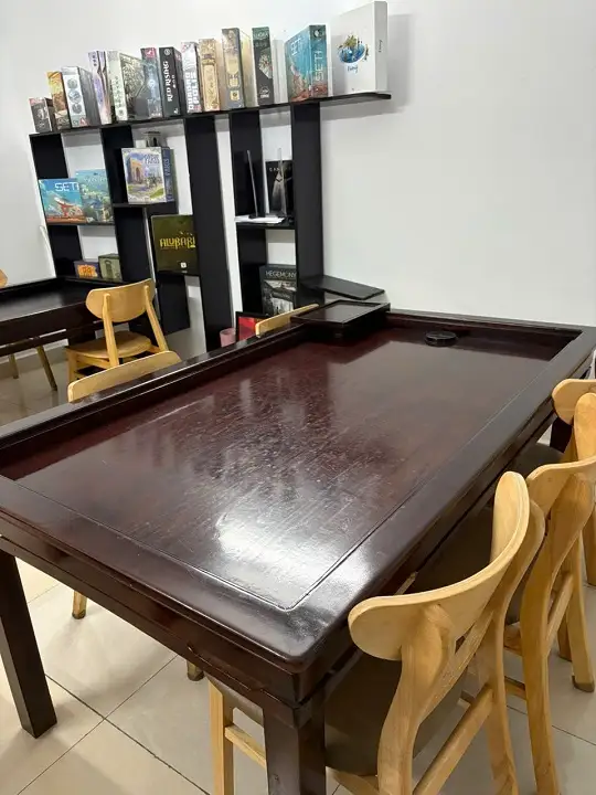 Bàn chữ nhật có sạc không dây duy nhất ở SG